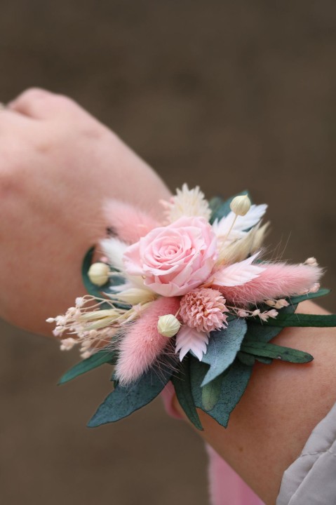 Korsarz na rękę z personalizowanym napisem i wieczną różą