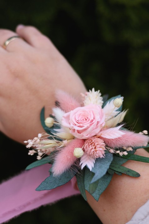 Korsarz na rękę z personalizowanym napisem i wieczną różą