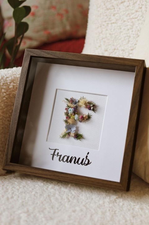 Personalizowana ramka 3D z literką z suszonych kwiatów - metryczka dla dziecka