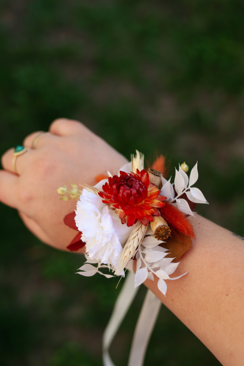 Korsarz na rękę z personalizowanym napisem i stabilizowanym goździkiem FALL