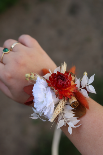 Korsarz na rękę z personalizowanym napisem i stabilizowanym goździkiem FALL