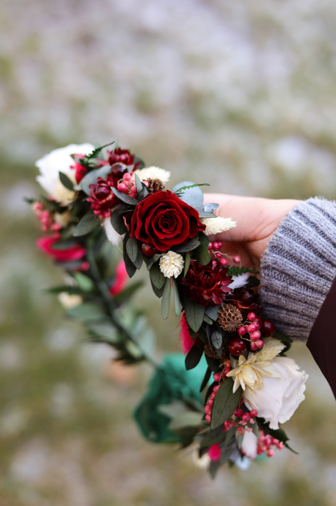 Wianek Ślubny z Bordowymi i Białymi Wiecznymi Różami, Suszonymi Kwiatami i Stabilizowanym Eukaliptusem, Wianek na głowę RUBIN