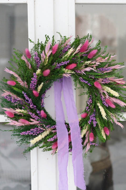 naturalny wianek na drzwi wiosenny z suszonych kwiatów zieleń biel fiolet handmade
