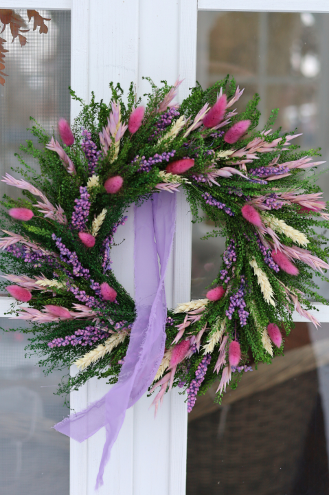 naturalny wianek na drzwi wiosenny z suszonych kwiatów zieleń biel fiolet handmade