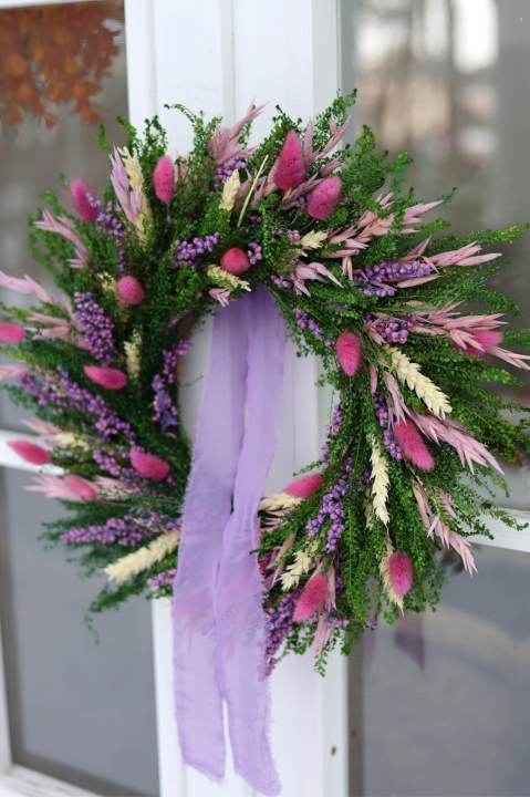 naturalny wianek na drzwi wiosenny z suszonych kwiatów zieleń biel fiolet handmade