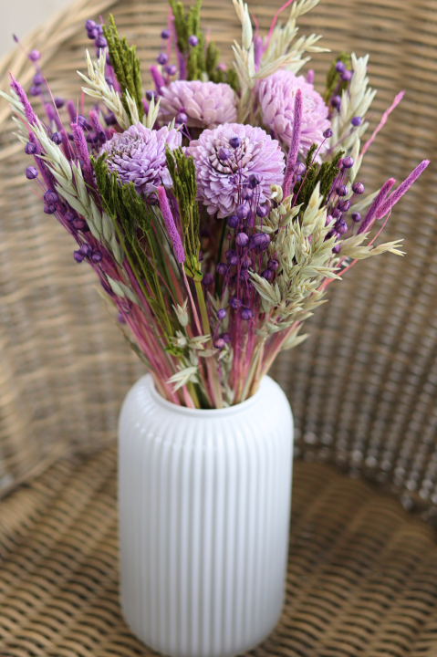 Bukiet z suszonych kwiatów w odcieniach fioletu, lawendy i beżu do wazonu, kompozycja z lnu, owsa i traw ozdobnych