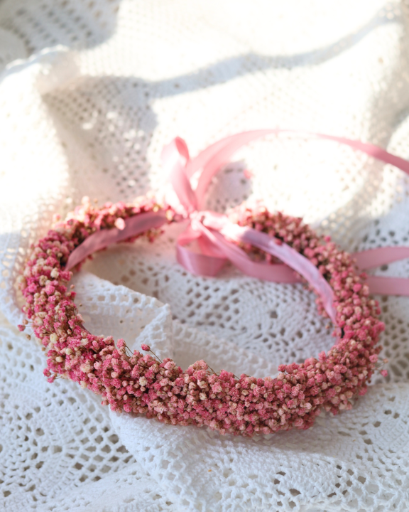 Wianek komunijny z różowej gipsówki stabilizowanej