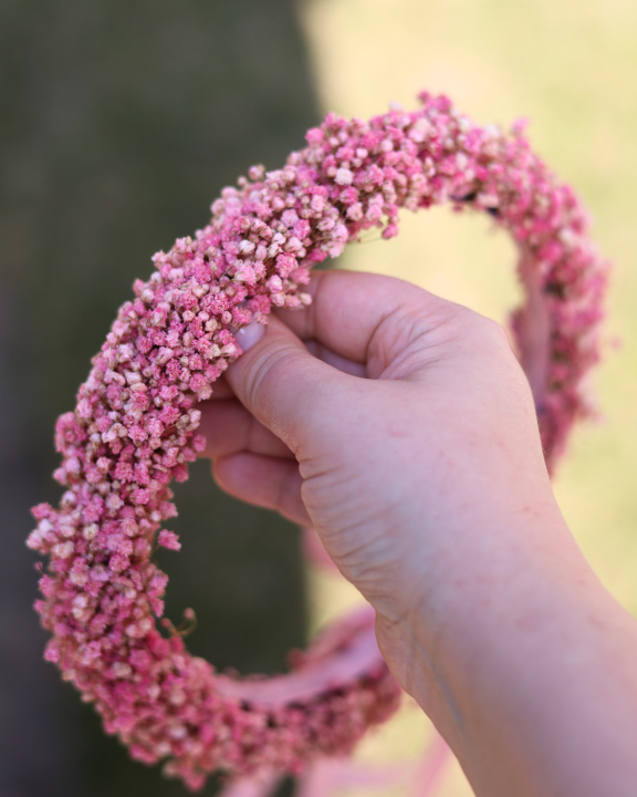 Wianek komunijny z różowej gipsówki stabilizowanej