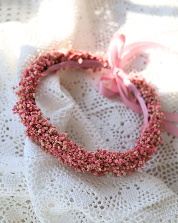 Wianek komunijny z różowej gipsówki stabilizowanej