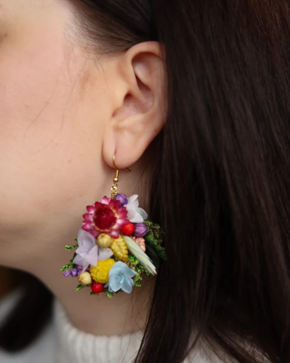 Kolorowe kolczyki z suszonych kwiatów w stylu boho i rustykalnym