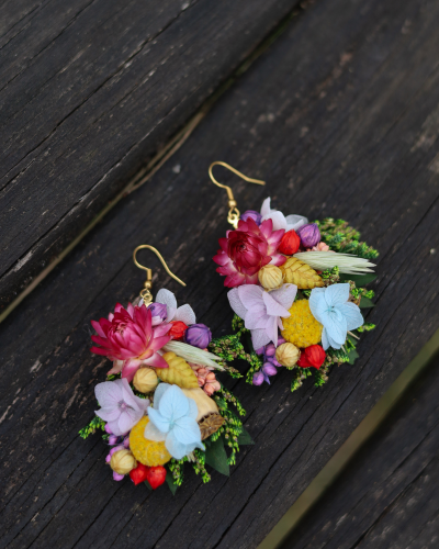 Kolorowe kolczyki z suszonych kwiatów w stylu boho i rustykalnym
