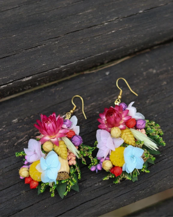 Kolorowe kolczyki z suszonych kwiatów w stylu boho i rustykalnym