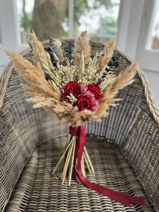 Bukiet ślubny Boho z suszonych kwiatów i wiecznymi różami