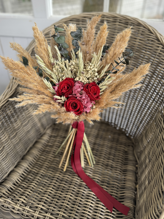 Bukiet ślubny Boho z suszonych kwiatów i wiecznymi różami