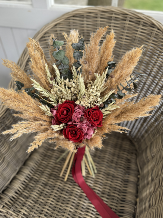 Bukiet ślubny Boho z suszonych kwiatów i wiecznymi różami
