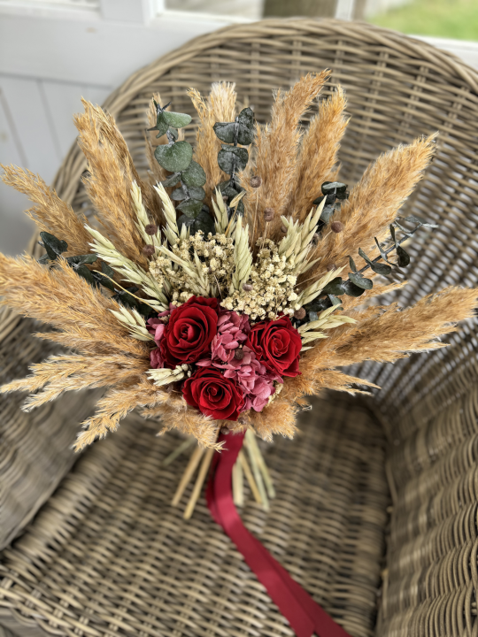 Bukiet ślubny Boho z suszonych kwiatów i wiecznymi różami