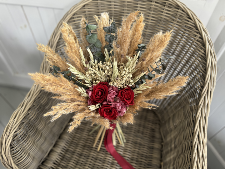 Bukiet ślubny Boho z suszonych kwiatów i wiecznymi różami