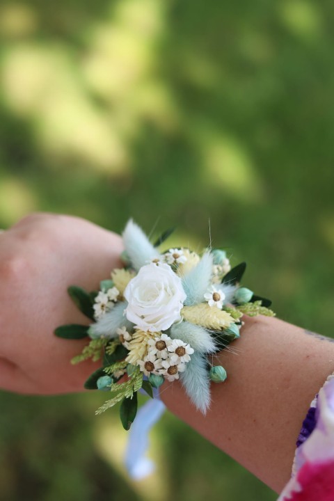 Korsarz na rękę z suszonych kwiatów i wieczną różą