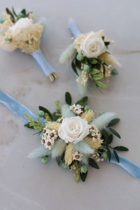 Korsarz na rękę z suszonych kwiatów i wieczną różą